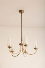 Delikatny pięciopunktowy metalowy żyrandol/lampa sufitowa w kolorze starego złota  ze szklanymi mlecznobiałymi fakturowymi kloszami, Mid Century Modern, Włochy, lata 60. - obrazek 10