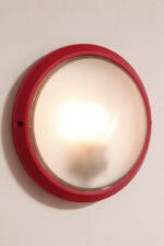 Jednopunktowa okrągła minimalistyczna outdoorowa lampa ścienna/kinkiet ze szklanym stożkowatym matowym mlecznobiałym kloszem w czerwonej oprawie z tworzywa, firma Prisma seria DELTA TONDO, Włochy, lata 80/90. - obrazek 10