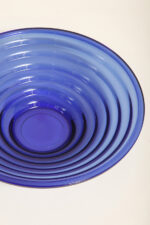 Duża reliefowa szklana misa/patera na owoce w kobaltowym kolorze z serii Bölgeblick, projekt Aino Aalto dla Iittala, Finlandia, wzór z 1932 roku - obrazek 10