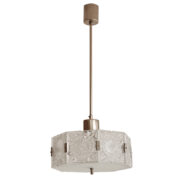 Szklana jednopunktowa lampa sufitowa złożona z 8 powtarzalnych fakturowych kafli spiętych metalowymi klamrami z okrągłym matowym szklanym spodem, Kamenicky Šenov, Czechosłowacja, lata 60.