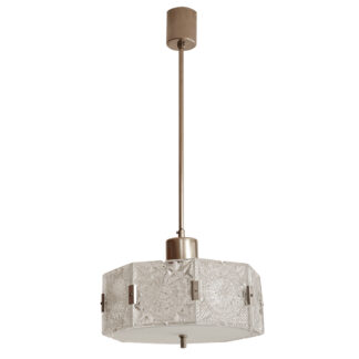 Szklana jednopunktowa lampa sufitowa złożona z 8 powtarzalnych fakturowych kafli spiętych metalowymi klamrami z okrągłym matowym szklanym spodem, Kamenicky Šenov, Czechosłowacja, lata 60.