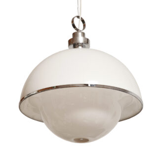Mlecznobiała akrylowa trzypunktowa lampa wisząca z zamkniętym kloszem i metalowymi chromowanymi dodatkami, Space Age, Esperia, Włochy, lata 70.