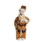 Figuratywna ręcznie malowana karafka z białej porcelany ze złoceniami przedstawiająca męską postać w szlafroku i szlafmycy, Zagórski i Syn, Katowice, Polska, lata 60.