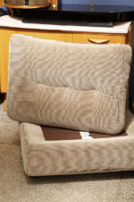Niski fotel/mała sofa "Amanta" z konstrukcją z brązowego tworzywa i poduchami pokrytymi materiałem w kratkę w kolorze biszkoptowym, projekt Mario Bellini dla B&B Italia, lata 70. - obrazek 22