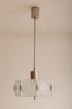 Szklana jednopunktowa lampa sufitowa złożona z 8 powtarzalnych fakturowych kafli spiętych metalowymi klamrami z okrągłym matowym szklanym spodem, Kamenicky Šenov, Czechosłowacja, lata 60. - obrazek 34