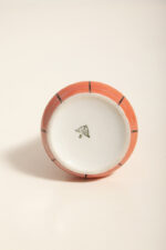Pomarańczowy porcelanowy ręcznie malowany w czarne pionowe paski nieduży wazonik na jeden kwiatek, Polish New Look, Zakłady Porcelany Stołowej Chodzież, Polska, lata 60. - obrazek 12