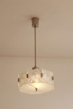 Szklana jednopunktowa lampa sufitowa złożona z 8 powtarzalnych fakturowych kafli spiętych metalowymi klamrami z okrągłym matowym szklanym spodem, Kamenicky Šenov, Czechosłowacja, lata 60. - obrazek 6