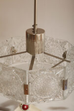 Szklana jednopunktowa lampa sufitowa złożona z 8 powtarzalnych fakturowych kafli spiętych metalowymi klamrami z okrągłym matowym szklanym spodem, Kamenicky Šenov, Czechosłowacja, lata 60. - obrazek 11
