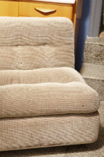 Niski fotel/mała sofa "Amanta" z konstrukcją z brązowego tworzywa i poduchami pokrytymi materiałem w kratkę w kolorze biszkoptowym, projekt Mario Bellini dla B&B Italia, lata 70. - obrazek 27
