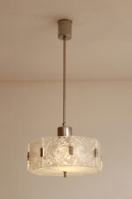 Szklana jednopunktowa lampa sufitowa złożona z 8 powtarzalnych fakturowych kafli spiętych metalowymi klamrami z okrągłym matowym szklanym spodem, Kamenicky Šenov, Czechosłowacja, lata 60. - obrazek 2