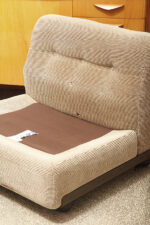 Niski fotel/mała sofa "Amanta" z konstrukcją z brązowego tworzywa i poduchami pokrytymi materiałem w kratkę w kolorze biszkoptowym, projekt Mario Bellini dla B&B Italia, lata 70. - obrazek 29