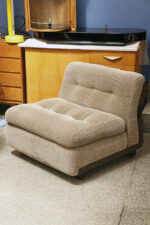Niski fotel/mała sofa "Amanta" z konstrukcją z brązowego tworzywa i poduchami pokrytymi materiałem w kratkę w kolorze biszkoptowym, projekt Mario Bellini dla B&B Italia, lata 70. - obrazek 2