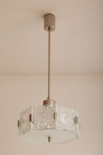 Szklana jednopunktowa lampa sufitowa złożona z 8 powtarzalnych fakturowych kafli spiętych metalowymi klamrami z okrągłym matowym szklanym spodem, Kamenicky Šenov, Czechosłowacja, lata 60. - obrazek 3