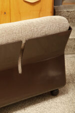Niski fotel/mała sofa "Amanta" z konstrukcją z brązowego tworzywa i poduchami pokrytymi materiałem w kratkę w kolorze biszkoptowym, projekt Mario Bellini dla B&B Italia, lata 70. - obrazek 39