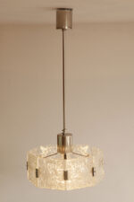 Szklana jednopunktowa lampa sufitowa złożona z 8 powtarzalnych fakturowych kafli spiętych metalowymi klamrami z okrągłym matowym szklanym spodem, Kamenicky Šenov, Czechosłowacja, lata 60. - obrazek 28