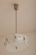 Szklana jednopunktowa lampa sufitowa złożona z 8 powtarzalnych fakturowych kafli spiętych metalowymi klamrami z okrągłym matowym szklanym spodem, Kamenicky Šenov, Czechosłowacja, lata 60. - obrazek 26
