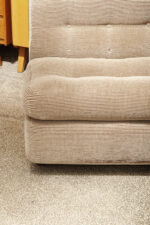 Niski fotel/mała sofa "Amanta" z konstrukcją z brązowego tworzywa i poduchami pokrytymi materiałem w kratkę w kolorze biszkoptowym, projekt Mario Bellini dla B&B Italia, lata 70. - obrazek 42