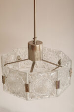 Szklana jednopunktowa lampa sufitowa złożona z 8 powtarzalnych fakturowych kafli spiętych metalowymi klamrami z okrągłym matowym szklanym spodem, Kamenicky Šenov, Czechosłowacja, lata 60. - obrazek 25