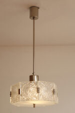Szklana jednopunktowa lampa sufitowa złożona z 8 powtarzalnych fakturowych kafli spiętych metalowymi klamrami z okrągłym matowym szklanym spodem, Kamenicky Šenov, Czechosłowacja, lata 60. - obrazek 23