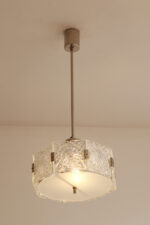 Szklana jednopunktowa lampa sufitowa złożona z 8 powtarzalnych fakturowych kafli spiętych metalowymi klamrami z okrągłym matowym szklanym spodem, Kamenicky Šenov, Czechosłowacja, lata 60. - obrazek 42