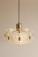 Szklana jednopunktowa lampa sufitowa złożona z 8 powtarzalnych fakturowych kafli spiętych metalowymi klamrami z okrągłym matowym szklanym spodem, Kamenicky Šenov, Czechosłowacja, lata 60. - obrazek 22