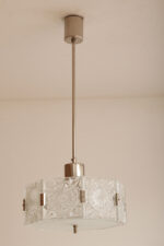 Szklana jednopunktowa lampa sufitowa złożona z 8 powtarzalnych fakturowych kafli spiętych metalowymi klamrami z okrągłym matowym szklanym spodem, Kamenicky Šenov, Czechosłowacja, lata 60. - obrazek 21