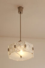 Szklana jednopunktowa lampa sufitowa złożona z 8 powtarzalnych fakturowych kafli spiętych metalowymi klamrami z okrągłym matowym szklanym spodem, Kamenicky Šenov, Czechosłowacja, lata 60. - obrazek 19