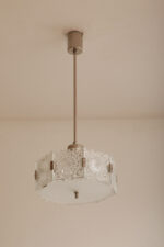Szklana jednopunktowa lampa sufitowa złożona z 8 powtarzalnych fakturowych kafli spiętych metalowymi klamrami z okrągłym matowym szklanym spodem, Kamenicky Šenov, Czechosłowacja, lata 60. - obrazek 17