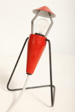 Metalowa minimalistyczna czerwono-czarna jednopunktowa lampa biurkowa/nocna/ścienna "Chińska" z ruchomym klosze w kształcie chińskiego kapelusza, Helena Frantová dla Kolo, Czechosłowacja, wzór z 1953 roku - obrazek 39