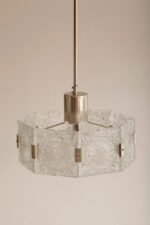 Szklana jednopunktowa lampa sufitowa złożona z 8 powtarzalnych fakturowych kafli spiętych metalowymi klamrami z okrągłym matowym szklanym spodem, Kamenicky Šenov, Czechosłowacja, lata 60. - obrazek 15