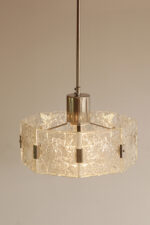 Szklana jednopunktowa lampa sufitowa złożona z 8 powtarzalnych fakturowych kafli spiętych metalowymi klamrami z okrągłym matowym szklanym spodem, Kamenicky Šenov, Czechosłowacja, lata 60. - obrazek 14