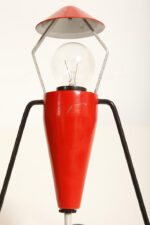 Metalowa minimalistyczna czerwono-czarna jednopunktowa lampa biurkowa/nocna/ścienna "Chińska" z ruchomym klosze w kształcie chińskiego kapelusza, Helena Frantová dla Kolo, Czechosłowacja, wzór z 1953 roku - obrazek 42