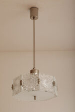 Szklana jednopunktowa lampa sufitowa złożona z 8 powtarzalnych fakturowych kafli spiętych metalowymi klamrami z okrągłym matowym szklanym spodem, Kamenicky Šenov, Czechosłowacja, lata 60. - obrazek 12