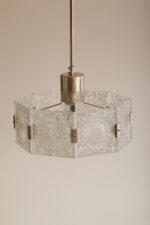 Szklana jednopunktowa lampa sufitowa złożona z 8 powtarzalnych fakturowych kafli spiętych metalowymi klamrami z okrągłym matowym szklanym spodem, Kamenicky Šenov, Czechosłowacja, lata 60. - obrazek 9