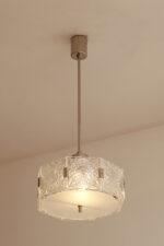 Szklana jednopunktowa lampa sufitowa złożona z 8 powtarzalnych fakturowych kafli spiętych metalowymi klamrami z okrągłym matowym szklanym spodem, Kamenicky Šenov, Czechosłowacja, lata 60. - obrazek 41
