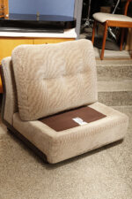 Niski fotel/mała sofa "Amanta" z konstrukcją z brązowego tworzywa i poduchami pokrytymi materiałem w kratkę w kolorze biszkoptowym, projekt Mario Bellini dla B&B Italia, lata 70. - obrazek 12
