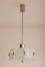 Szklana jednopunktowa lampa sufitowa złożona z 8 powtarzalnych fakturowych kafli spiętych metalowymi klamrami z okrągłym matowym szklanym spodem, Kamenicky Šenov, Czechosłowacja, lata 60. - obrazek 39