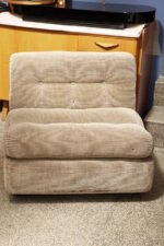 Niski fotel/mała sofa "Amanta" z konstrukcją z brązowego tworzywa i poduchami pokrytymi materiałem w kratkę w kolorze biszkoptowym, projekt Mario Bellini dla B&B Italia, lata 70. - obrazek 14