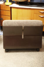 Niski fotel/mała sofa "Amanta" z konstrukcją z brązowego tworzywa i poduchami pokrytymi materiałem w kratkę w kolorze biszkoptowym, projekt Mario Bellini dla B&B Italia, lata 70. - obrazek 15