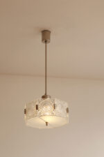 Szklana jednopunktowa lampa sufitowa złożona z 8 powtarzalnych fakturowych kafli spiętych metalowymi klamrami z okrągłym matowym szklanym spodem, Kamenicky Šenov, Czechosłowacja, lata 60. - obrazek 36