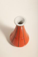 Pomarańczowy porcelanowy ręcznie malowany w czarne pionowe paski nieduży wazonik na jeden kwiatek, Polish New Look, Zakłady Porcelany Stołowej Chodzież, Polska, lata 60. - obrazek 9