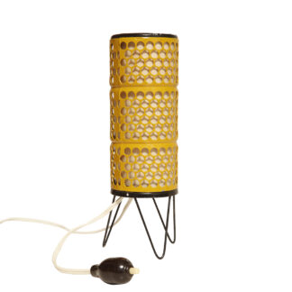 Nieduża jednopunktowa metalowa żółta lampa stołowa/nocna tripod z ażurowym kloszem w kształcie walca z papierowym dyfuzorem, Czechosłowacja, lata 50.