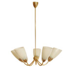 Pięciopunktowy metalowy żyrandol/lampa sufitowa/lampa wisząca w kolorze starego złota ze szklanymi jasnokremowymi kloszami w cienkie paski, Mid Century Modern, Czechosłowacja, lata 70.