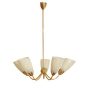 Pięciopunktowy metalowy żyrandol/lampa sufitowa/lampa wisząca w kolorze starego złota ze szklanymi jasnokremowymi kloszami w cienkie paski, Mid Century Modern, Czechosłowacja, lata 70.