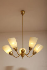Pięciopunktowy metalowy żyrandol/lampa sufitowa/lampa wisząca w kolorze starego złota ze szklanymi jasnokremowymi kloszami w cienkie paski, Mid Century Modern, Czechosłowacja, lata 70. - obrazek 11