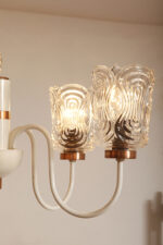 Pięciopunktowa duża biała metalowa lampa sufitowa/wisząca retro z miedzianymi elementami i szklanymi fakturowymi kloszami, Drukov TYP T3275, Czechosłowacja, lata 70. - obrazek 12
