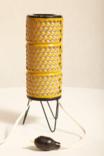 Nieduża jednopunktowa metalowa żółta lampa stołowa/nocna tripod z ażurowym kloszem w kształcie walca z papierowym dyfuzorem, Czechosłowacja, lata 50. - obrazek 13