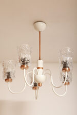 Pięciopunktowa duża biała metalowa lampa sufitowa/wisząca retro z miedzianymi elementami i szklanymi fakturowymi kloszami, Drukov TYP T3275, Czechosłowacja, lata 70. - obrazek 13