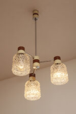 Trzypunktowa metalowa lampa sufitowa w kolorach kawy z mlekiem i brązem ze szklanymi fakturowymi kloszami, Drukov TYP TW 22/3, Czechosłowacja, lata 70. - obrazek 13
