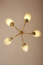 Pięciopunktowy metalowy żyrandol/lampa sufitowa/lampa wisząca w kolorze starego złota ze szklanymi jasnokremowymi kloszami w cienkie paski, Mid Century Modern, Czechosłowacja, lata 70. - obrazek 13